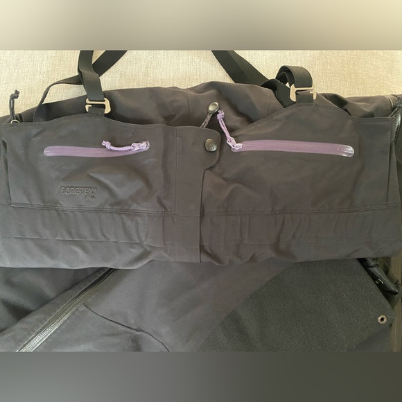 Arc’teryx BNWOT Women’s Bibs 💜🖤 - Picture 5 of 12